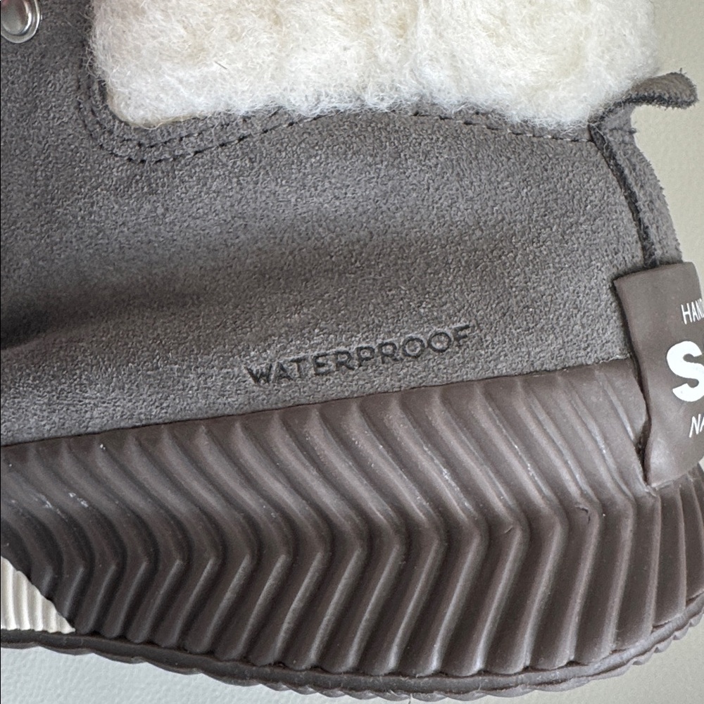 NWT Out N About Sorel Kids Waterproof Boots - Charcoal with Red Laces Size 5. - Picture 6 of 6